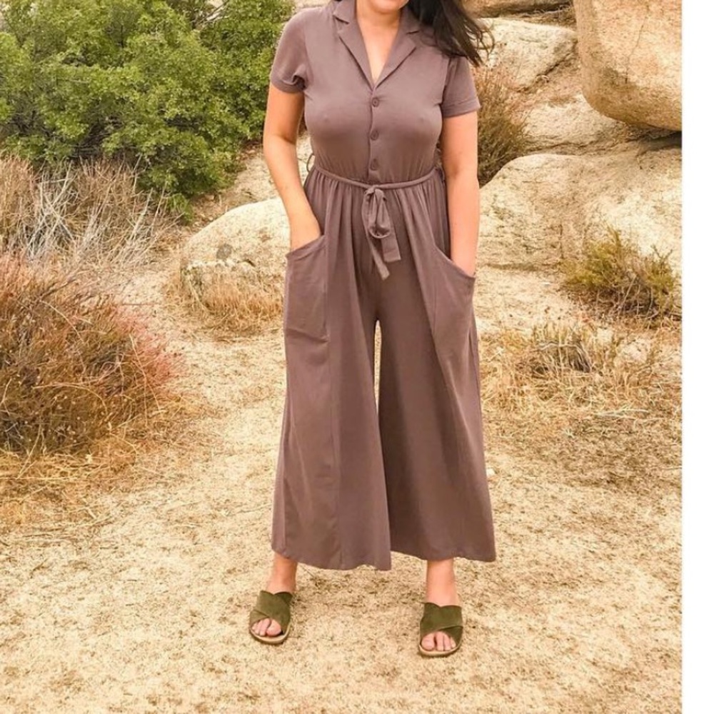 Oak & Fort brown jumpsuit. Short sleeves, tie waist, casual flowy pants.